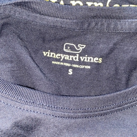 Ladies size small Vineyard Vines New Years 2022 shirt - Picture 5 of 8